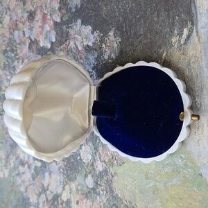 Vintage Plastic Clam Shell Ring Box